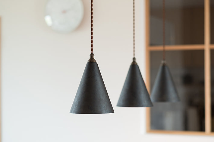 FUTAGAMI ペンダントランプ 円錐 長 削りだし 黒ムラ